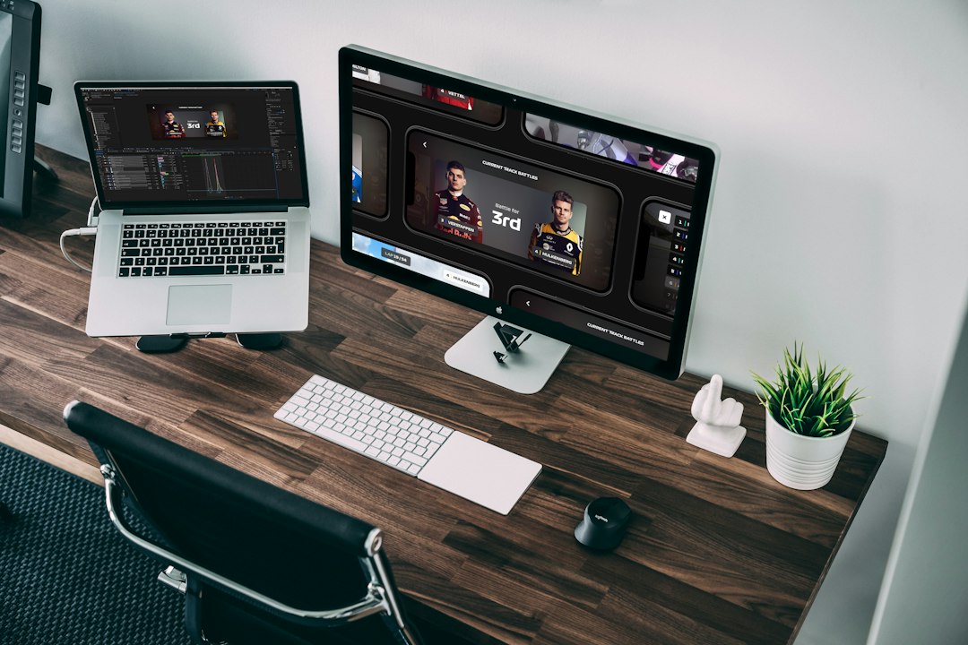 Freelance designer discussing freelance pricing with a client in Sydney